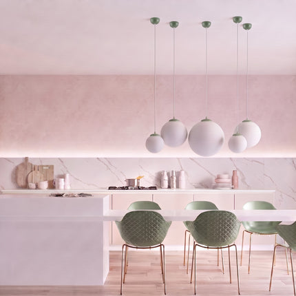 Suspension Sphère Opaline vert olive 20 cm au-dessus d'un îlot de cuisine