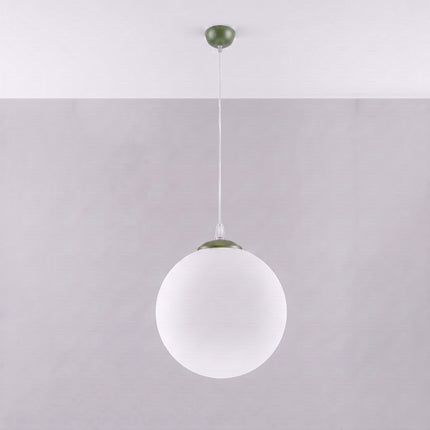 Suspension Sphère Opaline vert olive 30 cm, vue en situation sur fond clair