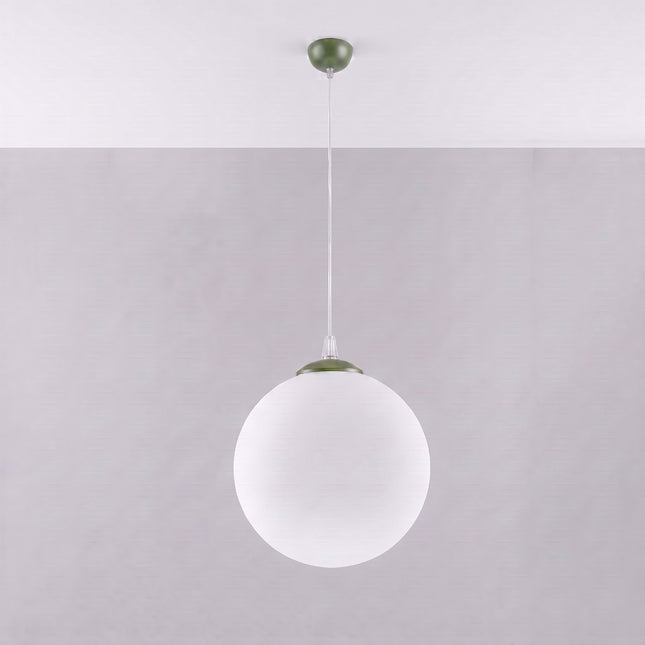 Suspension Sphère Opaline vert olive 30 cm, vue en situation sur fond clair