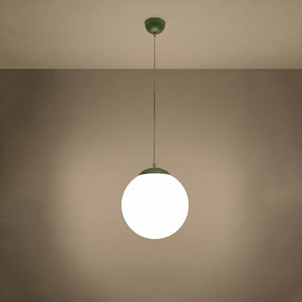 Suspension Sphère Opaline vert olive 30 cm allumée, lumière diffuse