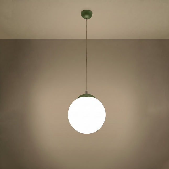Suspension Sphère Opaline vert olive 30 cm allumée, lumière diffuse