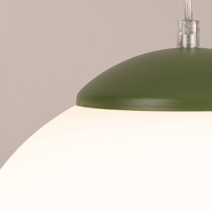 Suspension Sphère Opaline vert olive 30 cm sur fond coloré, vue de trois quarts