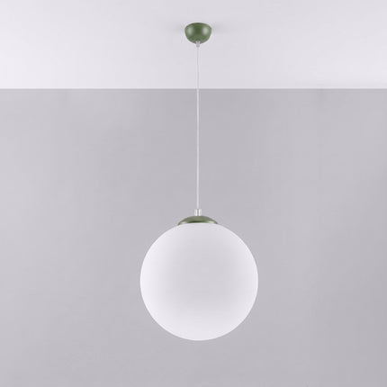Suspension Sphère Opaline vert olive 40 cm, vue en situation sur fond clair