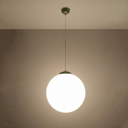 Suspension Sphère Opaline vert olive 40 cm allumée, lumière diffuse