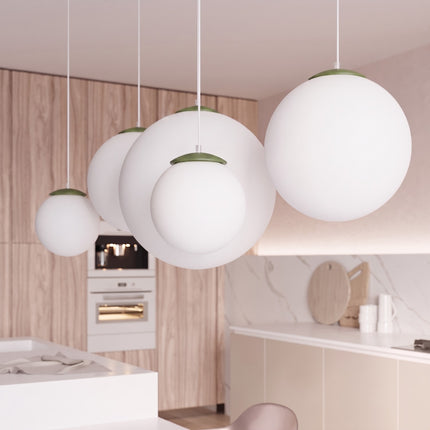 Suspension Sphère Opaline vert olive 40 cm dans un intérieur contemporain