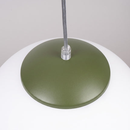 Suspension Sphère Opaline vert olive 40 cm, détail de la douille et du câble