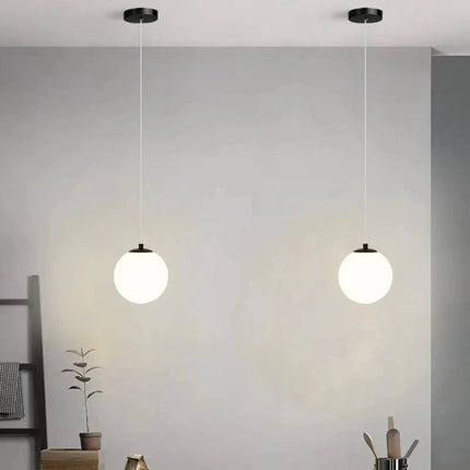 Suspension sphérique Ligne Pure au globe blanc dans un salon minimaliste