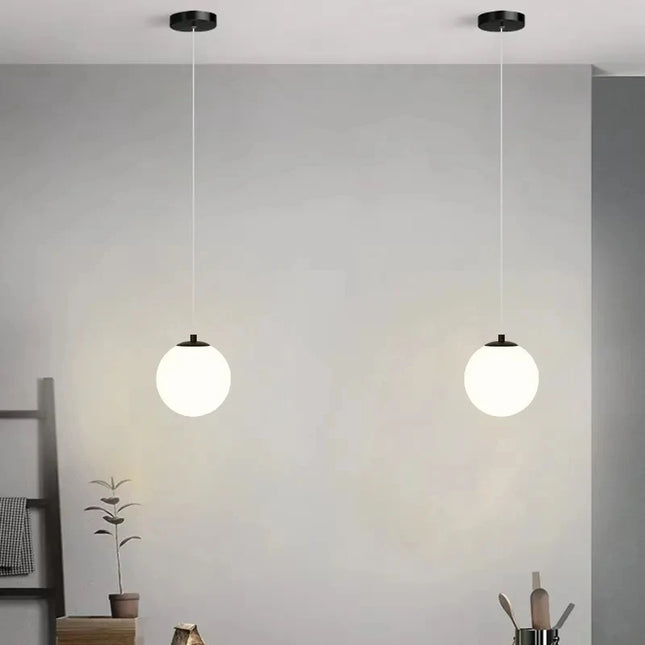Suspension sphérique Ligne Pure au globe blanc dans un salon minimaliste