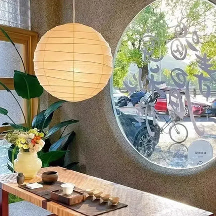 Suspension sphérique papier de riz japonaise allumée diffusant une lumière douce