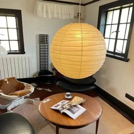 Suspension sphérique papier de riz japonaise dans une chambre apaisante