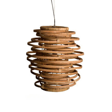 Suspension spirale en rotin vintage dans un intérieur naturel et chaleureux