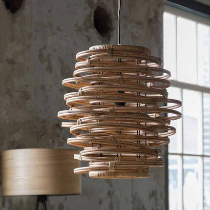 Suspension spirale en rotin diffusant une lumière douce et enveloppante