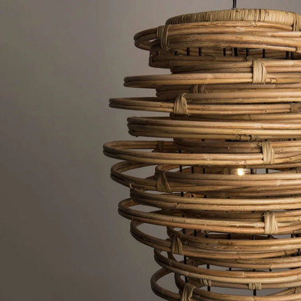 Suspension spirale en rotin au-dessus d'une table de salle à manger