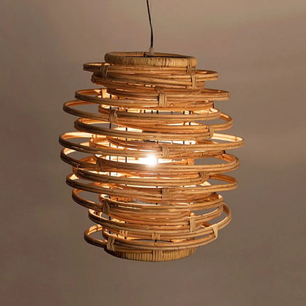 Suspension spirale en rotin dans un salon à l'ambiance bohème