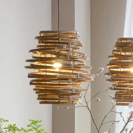 Suspension spirale en rotin vintage tissée à la main au-dessus d'une table