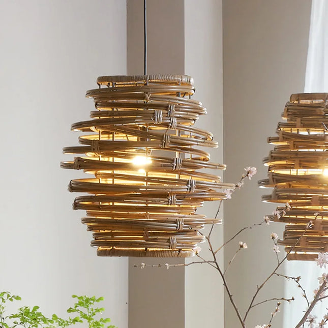 Suspension spirale en rotin vintage tissée à la main au-dessus d'une table