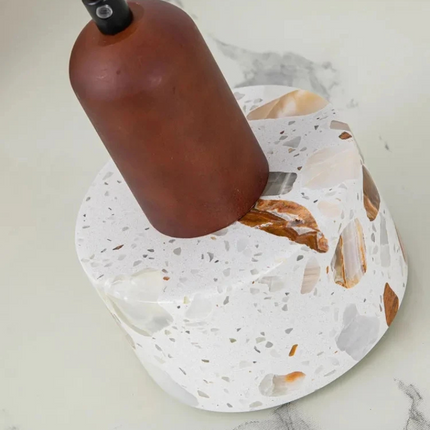 Suspension terrazzo Wabi-Sabi diffusant une lumière douce dans une chambre
