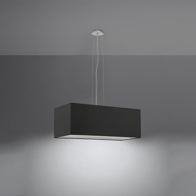 Suspension rectangulaire en tissu noir suspendue sur fond gris clair