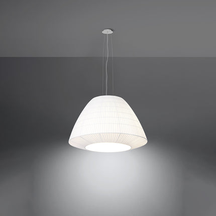 Suspension en tissu plissé blanc allumée, diffuseur lumineux rond visible en partie basse.