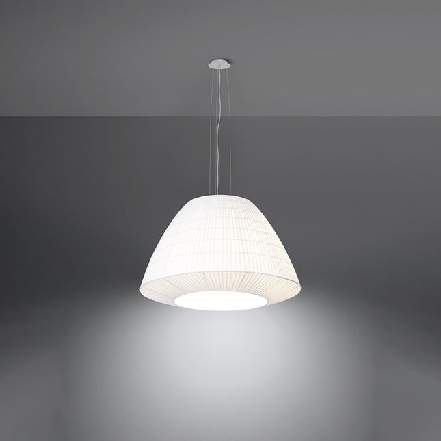 Suspension en tissu plissé blanc allumée, diffuseur lumineux rond visible en partie basse.