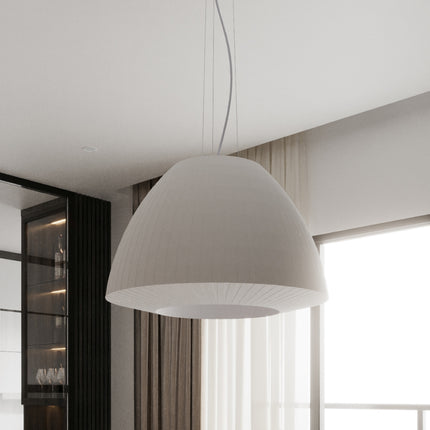 Gros plan de la suspension en tissu plissé blanc suspendue dans un intérieur moderne aux tons neutres.