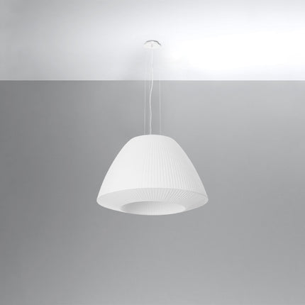 Suspension en tissu plissé blanc suspendue au plafond, forme cloche évasée, luminaire éteint sur fond gris.