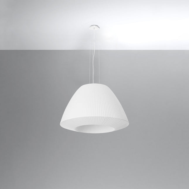Suspension en tissu plissé blanc suspendue au plafond, forme cloche évasée, luminaire éteint sur fond gris.