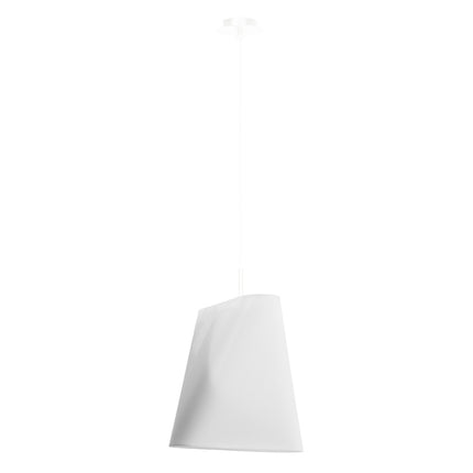 Suspension torsadée en tissu blanc une lampe sur fond blanc, abat-jour sculptural et câble blanc