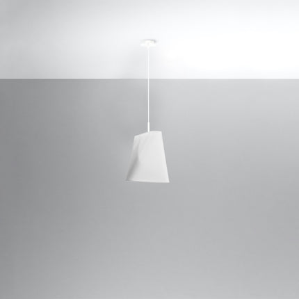 Suspension torsadée en tissu blanc à une lampe fixée au plafond, câble et rosace blancs