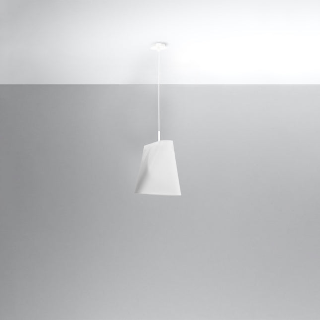 Suspension torsadée en tissu blanc à une lampe fixée au plafond, câble et rosace blancs