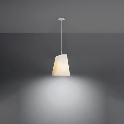 Abat-jour en tissu blanc à la forme torsadée de la suspension une lampe, vue de trois quarts