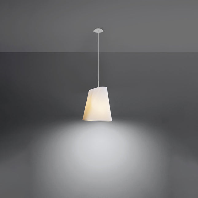Abat-jour en tissu blanc à la forme torsadée de la suspension une lampe, vue de trois quarts