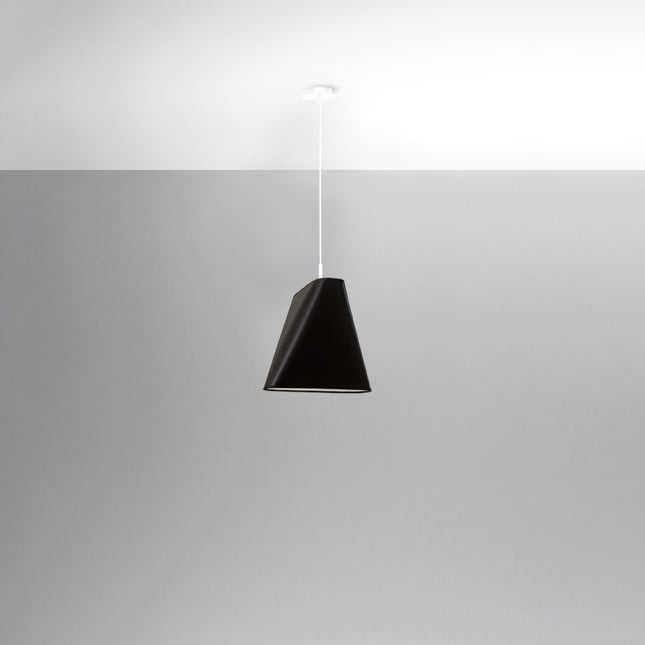 Suspension torsadée en tissu noir à une lampe fixée au plafond, câble et rosace blancs