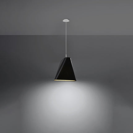 Abat-jour en tissu noir à la forme torsadée de la suspension une lampe, vue de trois quarts