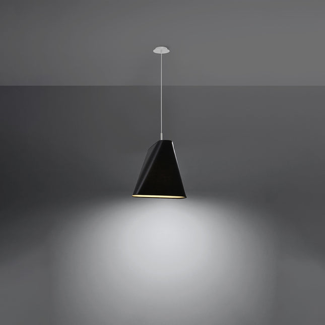 Abat-jour en tissu noir à la forme torsadée de la suspension une lampe, vue de trois quarts