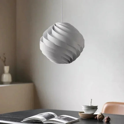 Suspension tourbillon blanc minimaliste allumée diffusant une lumière douce