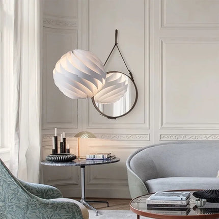 Suspension tourbillon blanc minimaliste au-dessus d'une table à manger