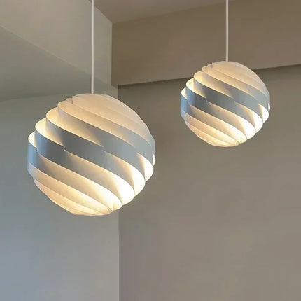 Suspension tourbillon blanc minimaliste dans un salon contemporain