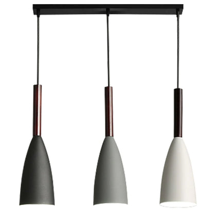Suspension triple aux abat-jours blanc, gris et noir en aluminium et tiges en bois sur fond blanc