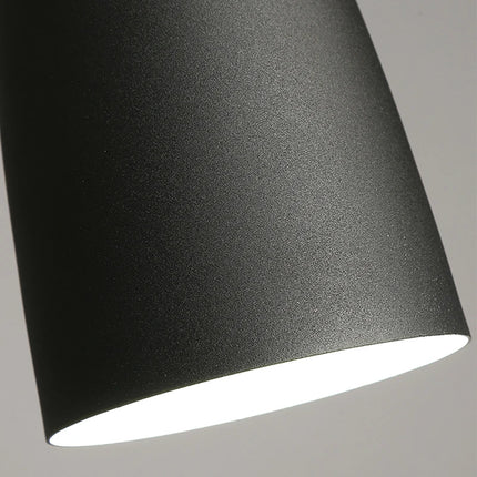 Détail de l'abat-jour conique noir en aluminium mat de la suspension