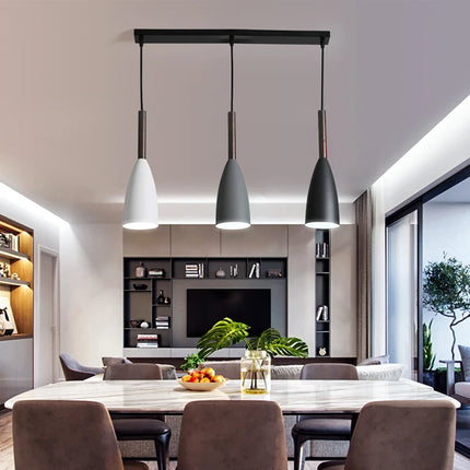 Suspension triple noyer et aluminium au-dessus d'une table en marbre dans un séjour contemporain