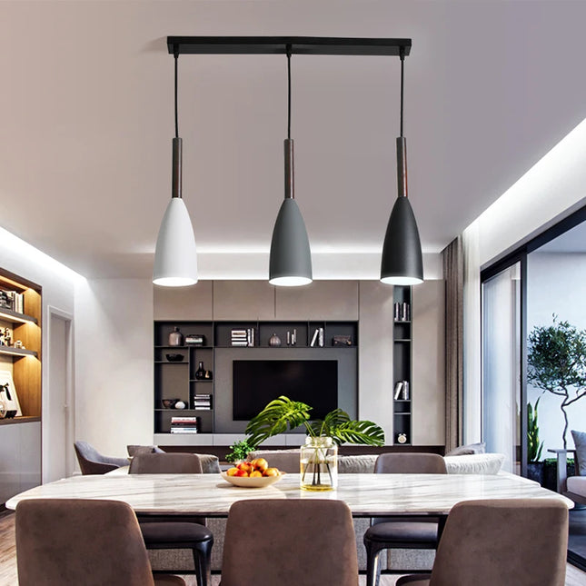 Suspension triple noyer et aluminium au-dessus d'une table en marbre dans un séjour contemporain