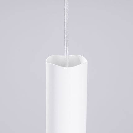 suspension tube à embout ajouré entrelacé blanc, vue sur fond coloré