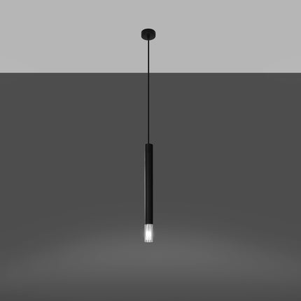 Suspension tube en acier noir mat sur fond gris foncé, silhouette verticale minimaliste