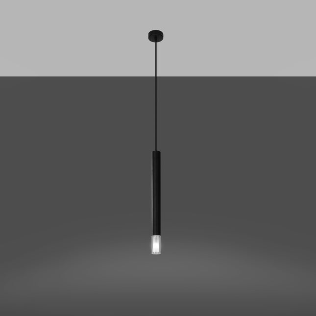 Suspension tube en acier noir mat sur fond gris foncé, silhouette verticale minimaliste