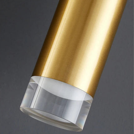 Gros plan sur le diffuseur en cristal du tube doré de la suspension