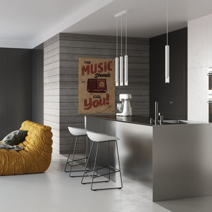 Suspensions tube blanches descendant d'un plafond clair devant un mur en bois gris