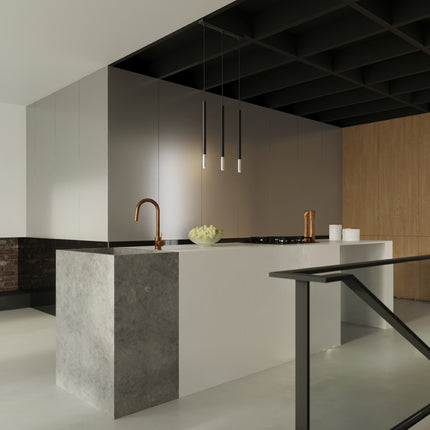 Trois suspensions tube noir et chrome Mozaica au-dessus d'un ilot de cuisine contemporain