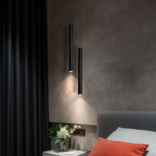 Suspension tube nordique noire élancée au design minimaliste