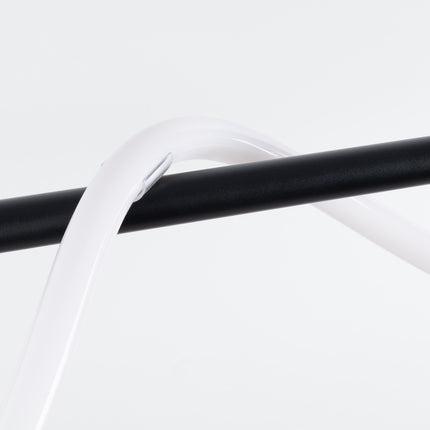 Suspension Tube LED Réglable 148 cm noire allumée, courbe lumineuse blanche sculpturale